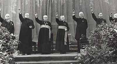 Sacerdotes dando a saudação a Hitler em um comício da juventude católica no estádio de Berlim-Neukölln –agosto, 1933